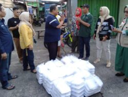 Inilah Bentuk  Peduli Masyarakat Yopi karim Beri Bantuan 1100 nasi kotak Pada Korban Banjir 