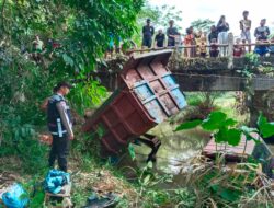 Laka Tunggal, Mobil Dump Truk Terjun ke Sungai, Polsek Tugumulyo Polres Musi Rawas Sigap Meluncur ke TKP 