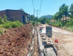 Proyek Drainase Diduga Siluman di Sukajadi, Nongkrong Tanpa Plang dan Kurangi Volume