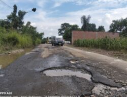 Jalan Rusak Parah di Kelurahan Siring Agung Diduga Akibat Truk Pengangkut Barang Bekas