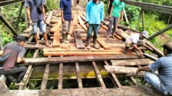 Wujud Guyub Rukun, Tiga Desa di Rejang Lebong Gotong Royong Perbaiki Jembatan Secara Swadaya