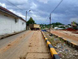 Proyek Miliaran di Sukajadi Dikeluhkan, Jalanan Licin dan Berlumpur Bahayakan Pengendara