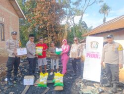 Ringankan Beban Warga, Polsek Jayaloka Polres Musi Rawas Salurkan Bantuan Kepada Korban Kebakaran di Kelurahan Marga Tunggal