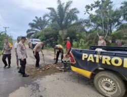 Kapolsek BTS Ulu Polres Musi Rawas Respon Cepat Timbun Jalan Berlubang Cegah Kecelakaan