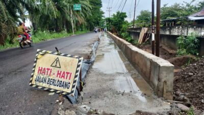 Proyek Pengaspalan di Siring Agung Dikebut, Plang Informasi “Gaib” dan Kualitas Fisik Dipertanyakan