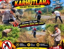 Cegah Potensi Karhutla di Musim Kemarau, Polsek Muara Beliti Bersiaga Bersihkan Rumput Kering di Bundaran Agro